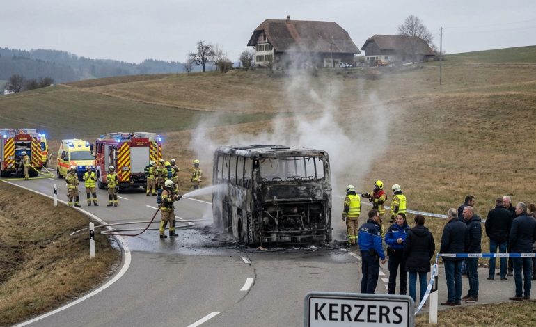 tragédie à kerzers en suisse : un incendie d'autocar cause au moins six décès. une enquête est en cours, une piste criminelle étant envisagée.