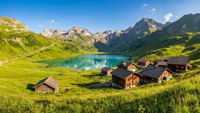 découvrez la suisse estivale à travers 4 panoramas à couper le souffle, incontournables pour vos explorations et escapades en pleine nature.