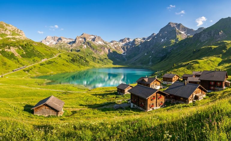 découvrez la suisse estivale à travers 4 panoramas à couper le souffle, incontournables pour vos explorations et escapades en pleine nature.