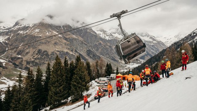 un accident tragique de télécabine dans une station de ski suisse a causé la mort d'une personne. découvrez les détails de cette tragédie sur tf1 info.