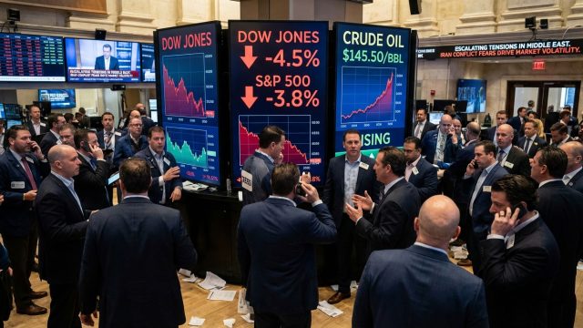 wall street chute fortement en raison de l'aggravation du conflit avec l'iran et de la montée spectaculaire des prix du pétrole, impactant les marchés mondiaux.