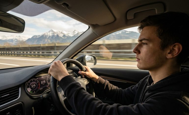 à 18 ans, il filme sa course à 315 km/h sur l'autoroute, mais ses vidéos deviennent la preuve de sa chute judiciaire. découvrez les conséquences de ce défi extrême.