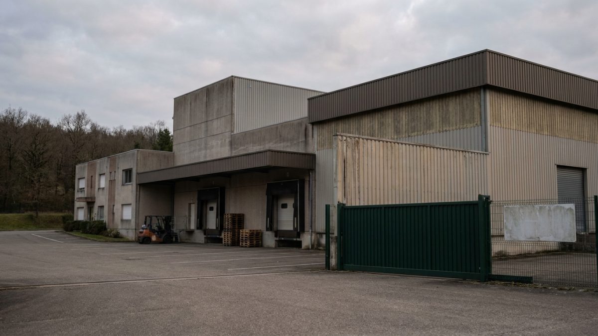 l'usine utz france dans l'ain suspend temporairement ses activités face à la hausse spectaculaire des coûts de l'énergie, impactant l'industrie locale.