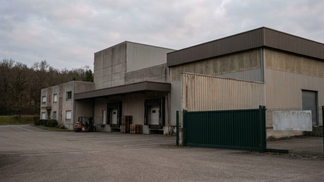 l'usine utz france dans l'ain suspend temporairement ses activités face à la hausse spectaculaire des coûts de l'énergie, impactant l'industrie locale.