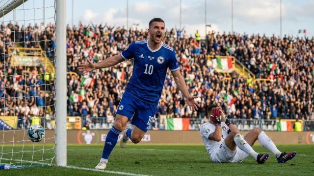 revivez le match palpitant des barrages coupe du monde 2026 où la bosnie a éliminé l'italie aux tirs au but dans un duel intense et plein de suspense.