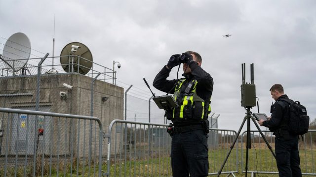 découvrez comment la protection des sites sensibles s'adapte face aux nouvelles menaces technologiques, au-delà de l'image d'un simple enfant avec un drone de la fnac.