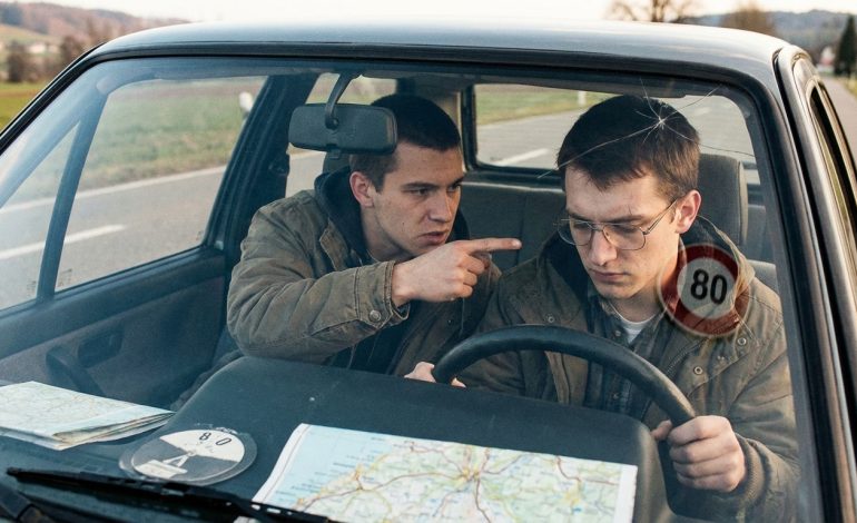 un conducteur verbalisé pour excès de vitesse à 80 km/h au lieu de 40 incrimine son ami, mais un détail sur ses lunettes révèle une vérité surprenante qui bouleverse toute l'histoire.