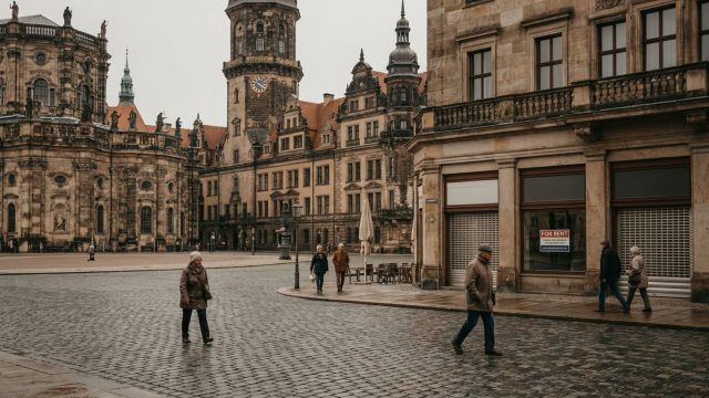 découvrez quels pays de l'union européenne pourraient voir jusqu'à 12 % de leur population disparaître d'ici 2100, et les enjeux du déclin démographique en europe.
