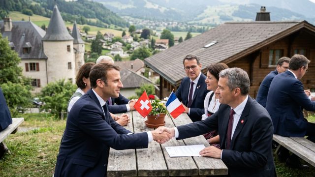 découvrez l'analyse de ferghane azihari sur les avantages du modèle suisse et comment la france pourrait s'en inspirer pour améliorer ses systèmes économiques et sociaux.