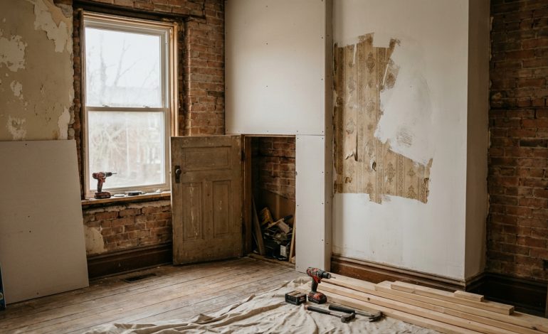 découvrez comment les rénovations immobilières peuvent révéler des surprises inattendues et transformer votre bien en un véritable trésor caché.