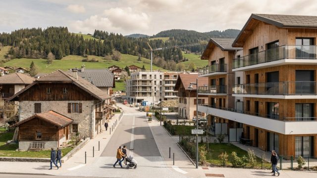 découvrez l'évolution de scionzier en haute-savoie, de cité-dortoir à ville dynamique, et explorez les opportunités immobilières dans une région en pleine croissance.