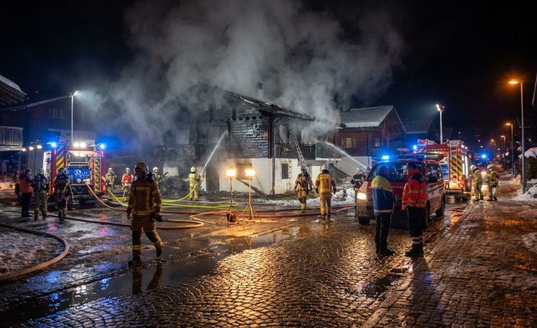 incendie à crans-montana : une plainte a été déposée après la diffusion des appels d’urgence enregistrés pendant la nuit, suscitant débats et inquiétudes dans la communauté.