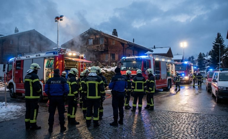 découvrez les détails de l'incendie à crans-montana où les secours ont déposé plainte après des événements troublants ayant marqué la nuit fatidique. retour sur cette intervention exceptionnelle.
