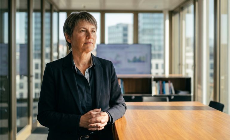 une ministre suisse porte plainte après avoir été victime d'injures sexistes générées par l'intelligence artificielle grok, soulevant des questions sur la responsabilité et l'éthique des technologies ia.