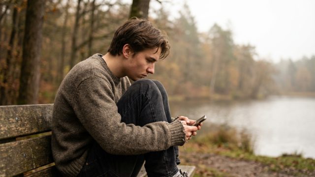 découvrez pourquoi des millions de jeunes choisissent d'abandonner leurs amis traditionnels pour se confier autrement et exprimer leurs émotions dans un monde en pleine mutation.