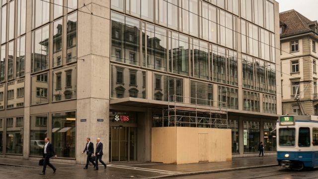 la suisse s'apprête à annoncer de nouvelles normes de capital pour ubs afin de renforcer la stabilité financière et la résilience de la banque.