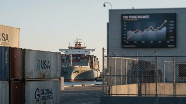 découvrez pourquoi le déficit commercial des états-unis en février est moins important que prévu et quelles en sont les implications économiques.