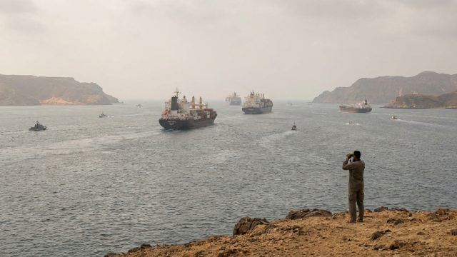 découvrez les enjeux géopolitiques du détroit stratégique de bab el-mandeb et analysez si les houthistes représentent une menace réelle de fermeture de cette voie maritime cruciale.