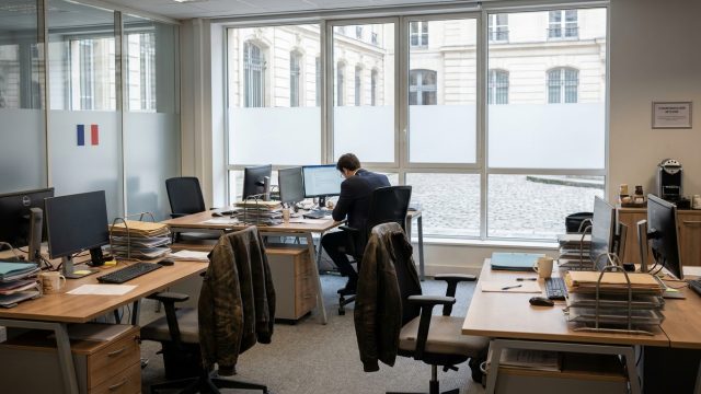 nestlé annonce la suppression de 180 postes dans ses fonctions support en france, une réorganisation visant à renforcer l'efficacité de l'entreprise.