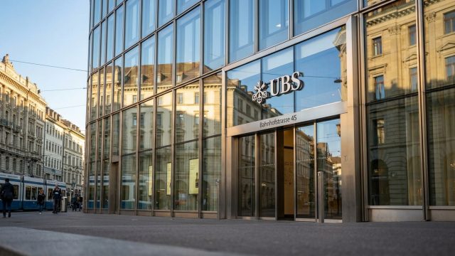 découvrez pourquoi la suisse oblige ubs, l'un des plus grands groupes bancaires, à renforcer ses réserves pour assurer la stabilité financière et protéger l'économie nationale.