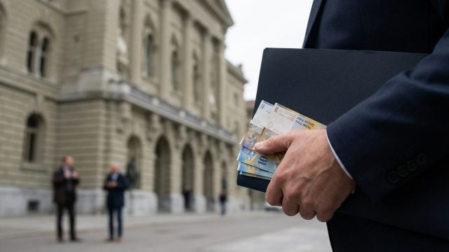le gouvernement suisse demande à ubs d'augmenter ses fonds propres de 20 milliards de dollars pour renforcer la stabilité financière du pays.