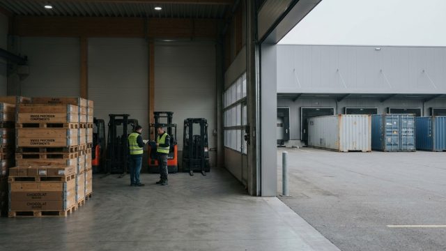 analyse du recul de 4,2 % des exportations suisses au début de l'année, explorant les causes et les perspectives économiques pour la suisse.