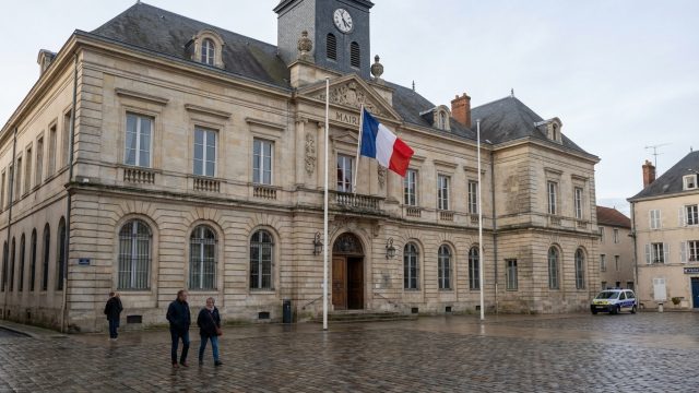 découvrez si le rassemblement national réitère son appel à un 'frexit' en demandant la suppression des drapeaux européens dans les mairies françaises.