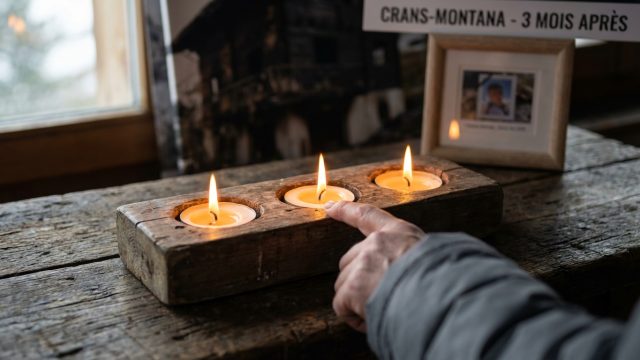 trois mois après l'incendie tragique de crans-montana, les enquêteurs suspectent des bougies incandescentes comme cause probable du sinistre. retour sur les faits et les conséquences.