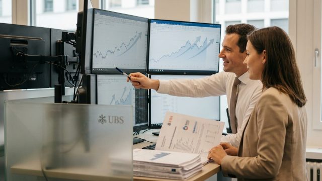 ubs revoit à la hausse son objectif de cours pour standard life, reflétant des perspectives positives pour l'action dans un contexte de marché favorable.