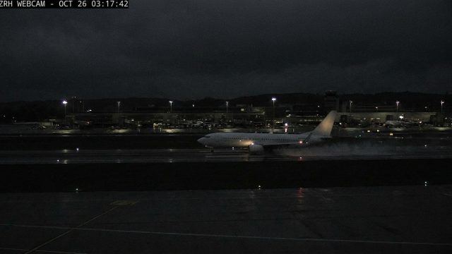 un boeing atterrit discrètement à zurich en pleine nuit malgré l'interdiction de vol, avec des images exclusives dévoilées par les webcams.