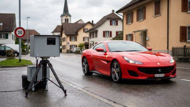 à 74 ans, un conducteur surpris à 142 km/h en zone 30 au volant d'une ferrari. découvrez comment le radar implacable a enregistré cette infraction spectaculaire.