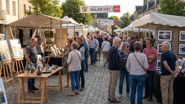 découvrez la 8e édition de balad’art à clécy, un événement incontournable qui met en lumière la vitalité et la croissance du marché artistique local.