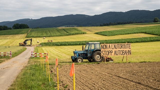 découvrez les controverses autour du projet d'autoroute entre la france et la suisse, qui suscite des inquiétudes concernant la destruction des terres agricoles et les tensions locales.