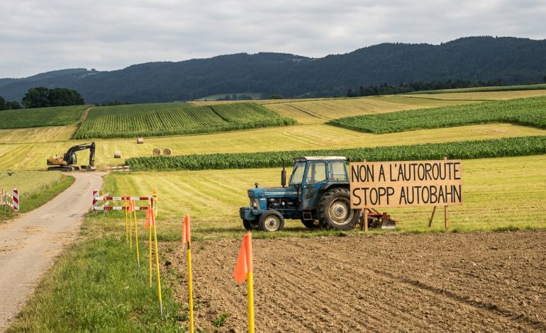 découvrez les controverses autour du projet d'autoroute entre la france et la suisse, qui suscite des inquiétudes concernant la destruction des terres agricoles et les tensions locales.