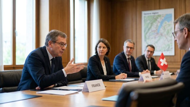 le ministre français du travail accentue ses efforts pour lutter contre le chômage des frontaliers en suisse, renforçant la coopération et les mesures bilatérales.