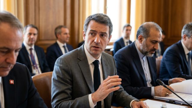 analyse des difficultés rencontrées par la diplomatie française face au conflit en iran, marquée par un manque de clarté et d'efficacité dans sa posture internationale.