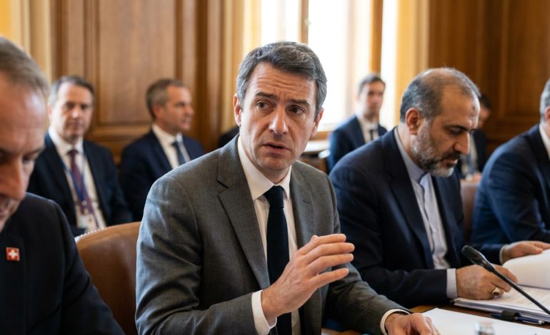 analyse des difficultés rencontrées par la diplomatie française face au conflit en iran, marquée par un manque de clarté et d'efficacité dans sa posture internationale.