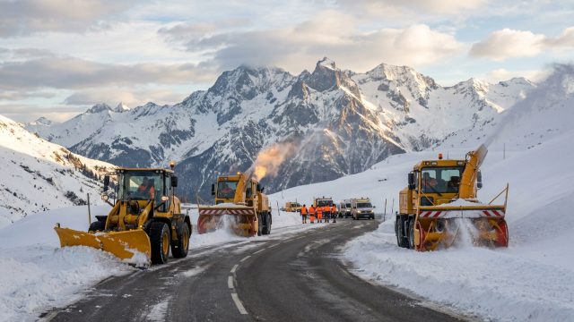découvrez en savoie les premiers engins de déneigement qui s'activent pour réveiller les grands cols, annonçant l'ouverture prochaine des routes hivernales.