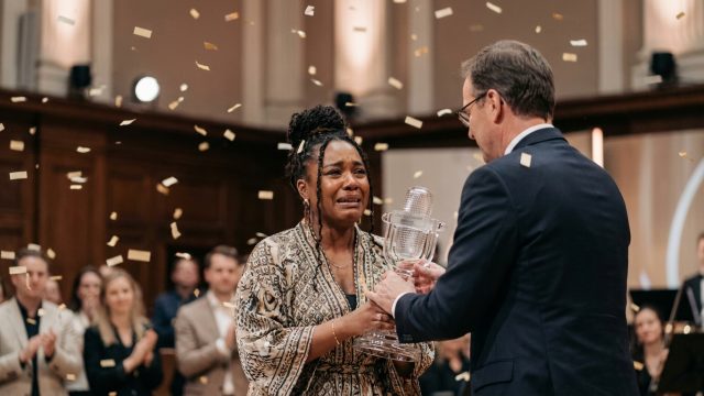 découvrez la récompense incroyable offerte au grand vainqueur de l'eurovision 2026 et les surprises qui entourent ce prestigieux concours de musique européen.