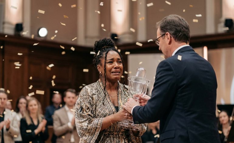 découvrez la récompense incroyable offerte au grand vainqueur de l'eurovision 2026 et les surprises qui entourent ce prestigieux concours de musique européen.