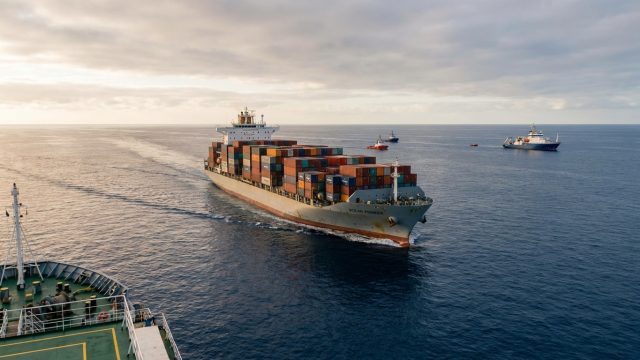 découvrez comment les armateurs réagissent au blocage du détroit d'ormuz en adoptant des routes commerciales innovantes pour assurer la continuité des échanges internationaux.