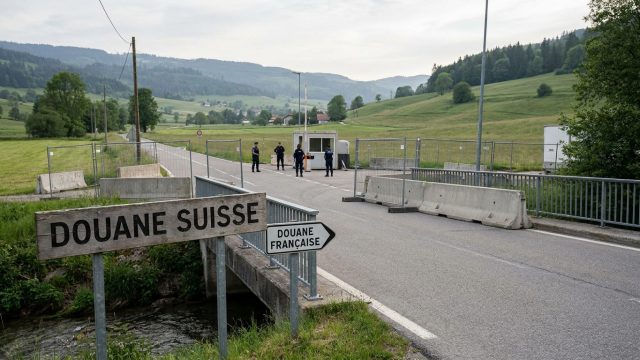 en juin, lors du sommet du g7 à évian, la suisse limite ses échanges en fermant 21 de ses 28 points de passage frontaliers avec la france, impactant la circulation transfrontalière.