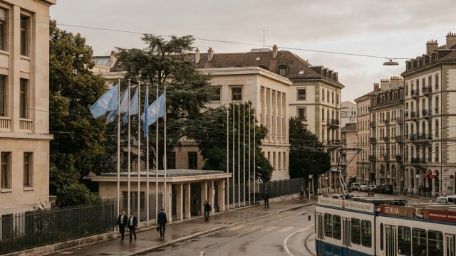 découvrez comment genève, autrefois bastion de la paix mondiale, voit la présence des nations unies s'effacer progressivement et quelles en sont les implications pour la ville et la diplomatie internationale.