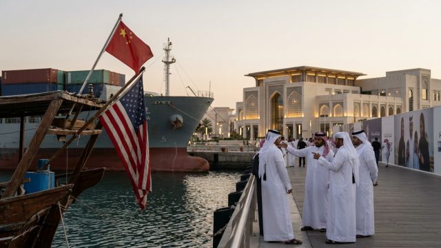 découvrez comment la région du golfe voit la fin de l'influence américaine traditionnelle et l'émergence de nouvelles alliances stratégiques orientales.