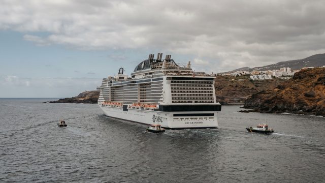 hantavirus : un navire de croisière est redirigé vers tenerife après l’évacuation de cas suspects, suscitant inquiétude et mesures sanitaires strictes.