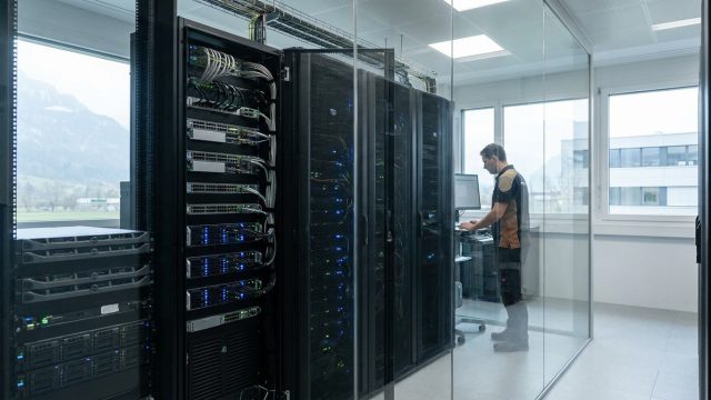 découvrez pourquoi infomaniak adopte la stratégie bosch et comment le cloud suisse devient indispensable grâce à ses atouts uniques en termes de sécurité, fiabilité et souveraineté des données.