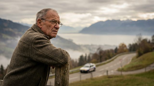 découvrez pourquoi la suisse, malgré son statut de non hôte du g7, craigne les impacts économiques et sociaux du sommet majeur à évian.