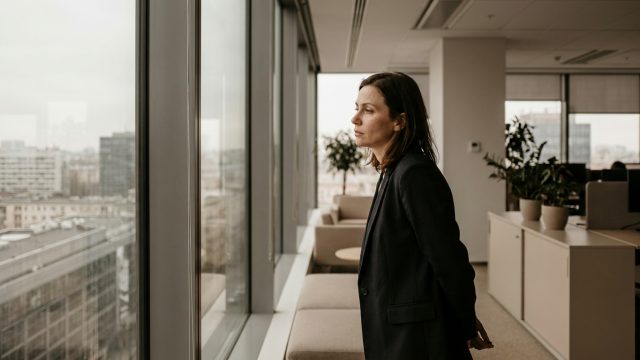 découvrez le syndrome du super-héros et pourquoi certaines personnes préfèrent démissionner plutôt que de gérer seules toutes les responsabilités.