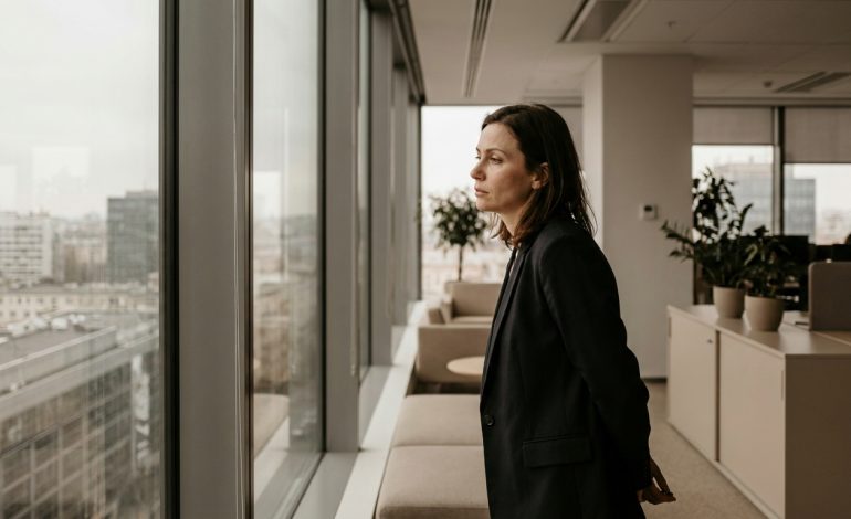 découvrez le syndrome du super-héros et pourquoi certaines personnes préfèrent démissionner plutôt que de gérer seules toutes les responsabilités.