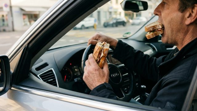 découvrez ce que le code de la route autorise réellement concernant le fait de manger un sandwich au volant pendant votre pause déjeuner, pour allier plaisir et sécurité.